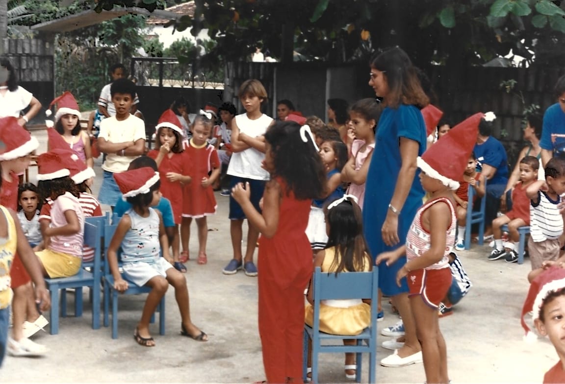 Criança brincando na sala de aula